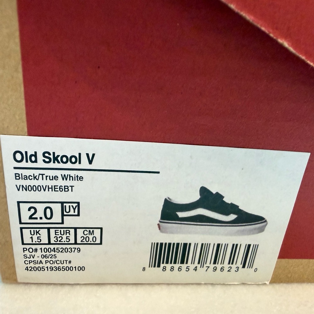 New Little Kids Old Skool V Shoe. Black & White. Size 2. - Picture 13 of 15